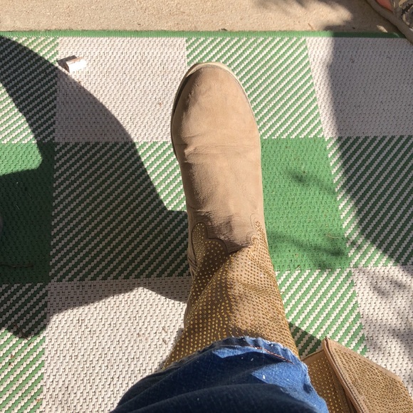 Faux leather bling cowboy boots w/ rustic sole and heels. Zipper closure Size 8 - Picture 10 of 11